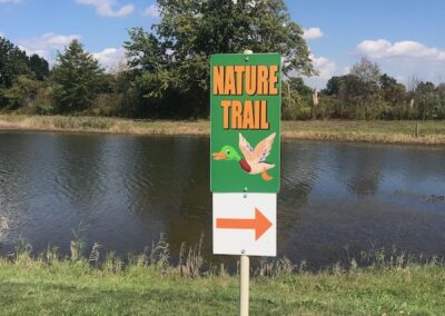 A sign that says nature trail with an arrow pointing to the right.